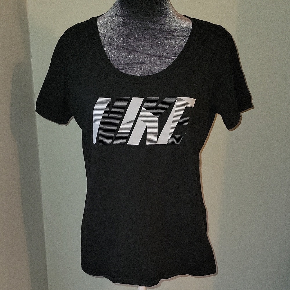 Pre Loved Nike Women's Black Graphic Tee